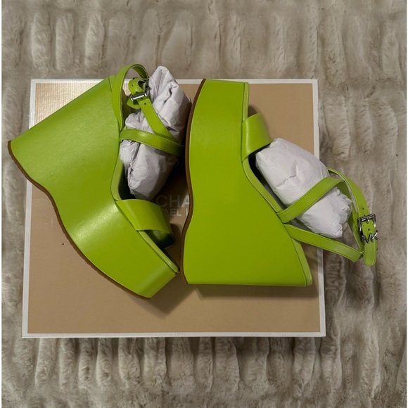 “MICHAEL KORS”Women's Paola Platform Sandal. - Picture 6 of 7